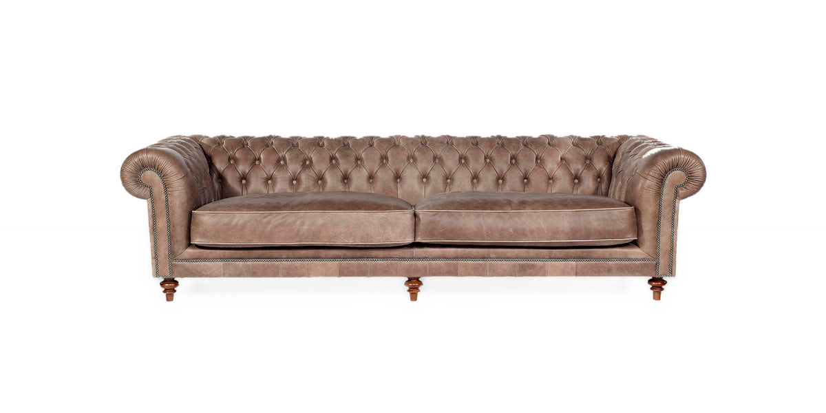 Divano Chesterfield Brighton in pelle marrone con schienale capitonné, borchie e gambe in legno tornito, vista frontale