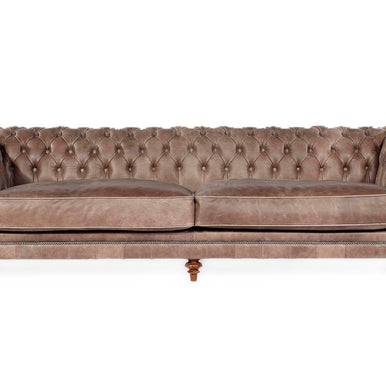 Divano Chesterfield Brighton in pelle marrone con schienale capitonné, borchie e gambe in legno tornito, vista frontale