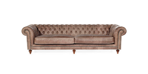 Диван Brighton в стиле Chesterfield из коричневой кожи со спинкой с каретной стяжкой, декоративными гвоздями и точёными деревянными ножками, вид спереди