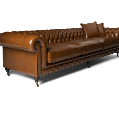 Диван Bristol в стиле Chesterfield из рыжей кожи, вид в три четверти