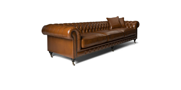 Divano Chesterfield Bristol in pelle color cuoio, vista di tre quarti