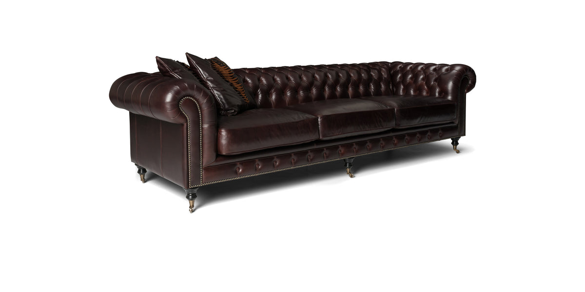 Диван Bristol в стиле Chesterfield из тёмно-коричневой кожи, вид в три четверти