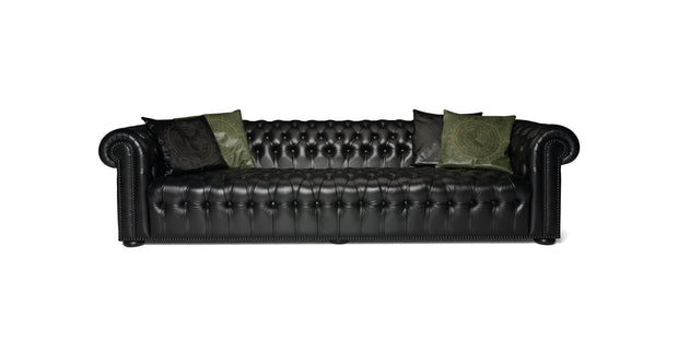 Divano Chesterfield Charles in pelle nera, vista frontale