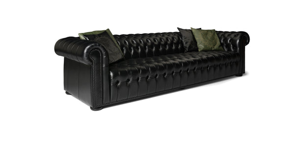 Divano Chesterfield Charles in pelle nera, vista di tre quarti