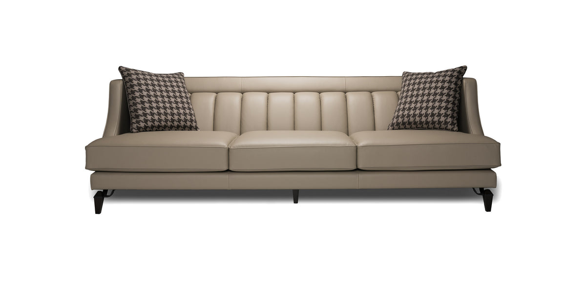 Divano Charlotte in pelle tortora con schienale a cuciture verticali e cuscini decorativi, vista frontale