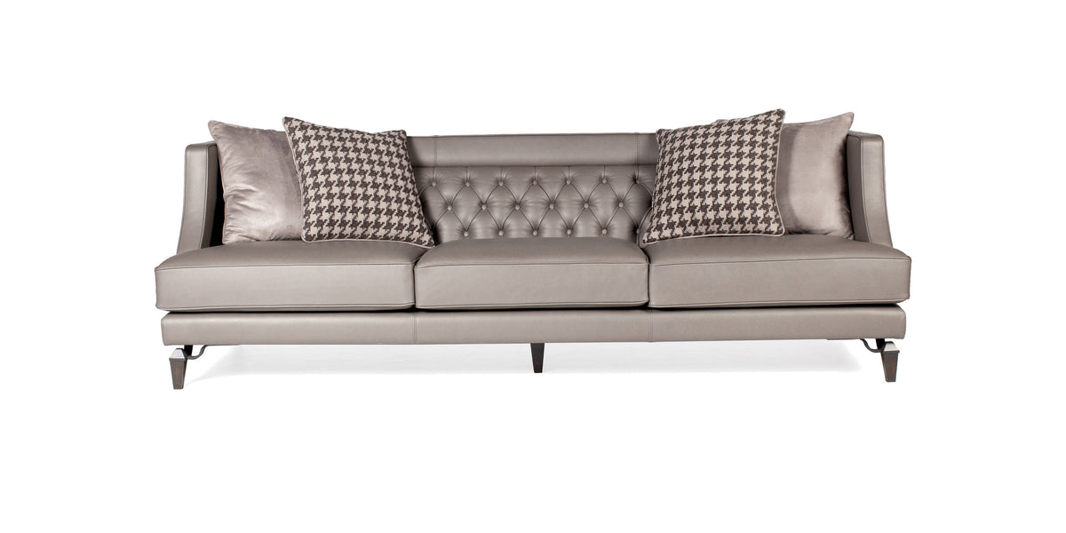 Divano Charlotte in pelle grigio chiaro con schienale capitonné e cuscini decorativi, vista frontale
