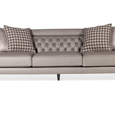 Divano Charlotte in pelle grigio chiaro con schienale capitonné e cuscini decorativi, vista frontale