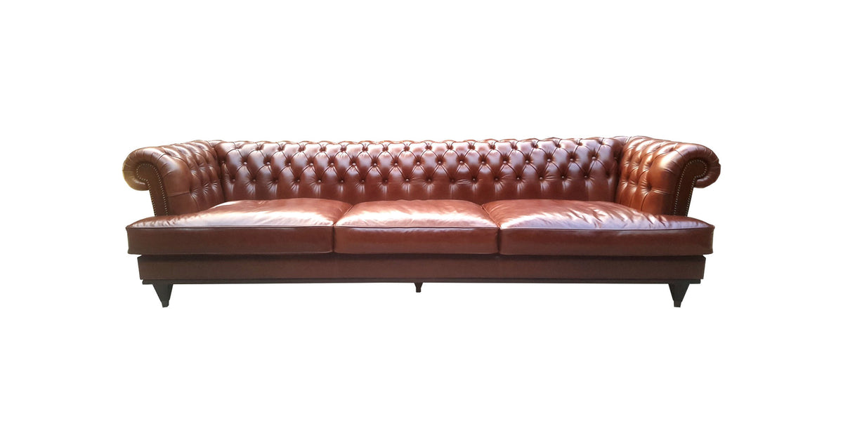 Divano Chesterfield Chicago in pelle color cognac con schienale capitonné e gambe affusolate, vista frontale