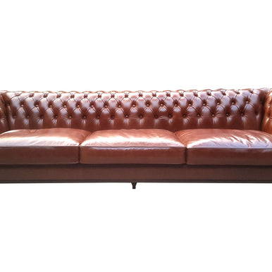 Divano Chesterfield Chicago in pelle color cognac con schienale capitonné e gambe affusolate, vista frontale