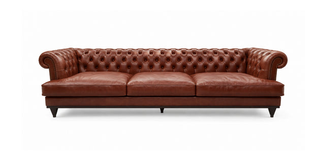 Диван Chicago в стиле Chesterfield из кожи цвета коньяк со спинкой с каретной стяжкой и сужающимися ножками, вид спереди