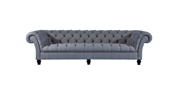 Диван Emily в стиле Chesterfield из серо-голубой ткани со спинкой с каретной стяжкой и закруглёнными подлокотниками, вид спереди