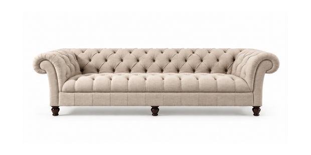 Диван Emily в стиле Chesterfield из бежевой ткани со спинкой с каретной стяжкой и закруглёнными подлокотниками, вид спереди