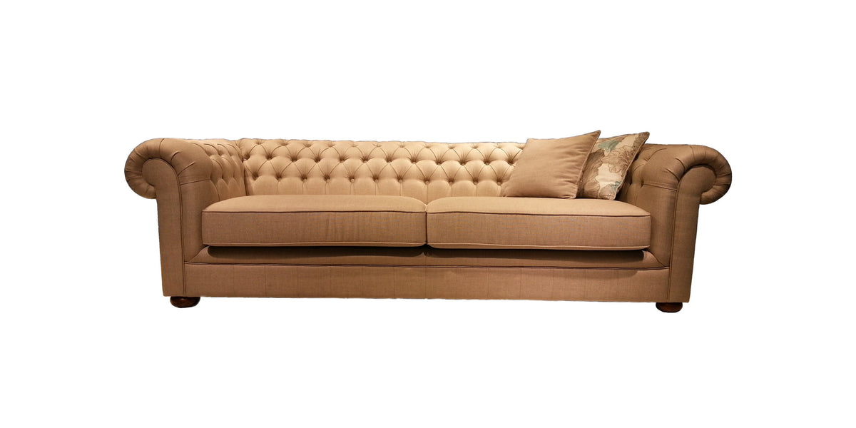 Divano Chesterfield Evesham in tessuto cammello con schienale capitonné e cuscini decorativi, vista frontale