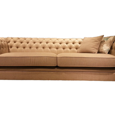 Divano Chesterfield Evesham in tessuto cammello con schienale capitonné e cuscini decorativi, vista frontale