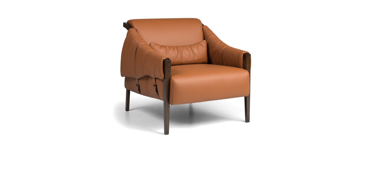 Poltrona Jackson cognac con copertura drappeggiata, vista di tre quarti