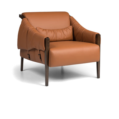 Poltrona Jackson cognac con copertura drappeggiata, vista di tre quarti