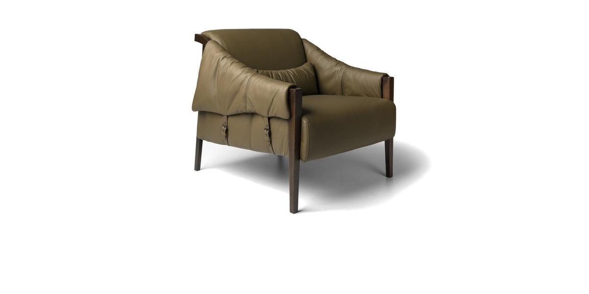 Poltrona Jackson verde oliva con copertura drappeggiata, vista di tre quarti