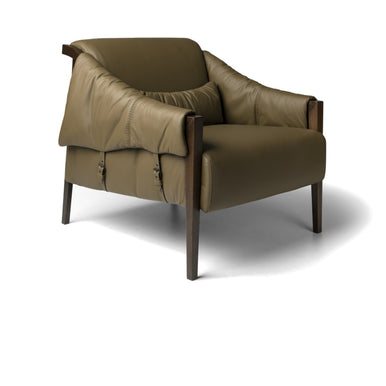 Poltrona Jackson verde oliva con copertura drappeggiata, vista di tre quarti