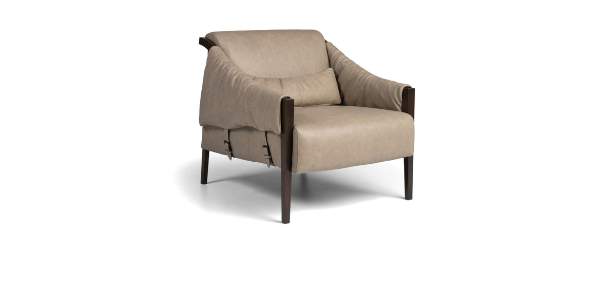 Poltrona Jackson beige con copertura drappeggiata, vista di tre quarti