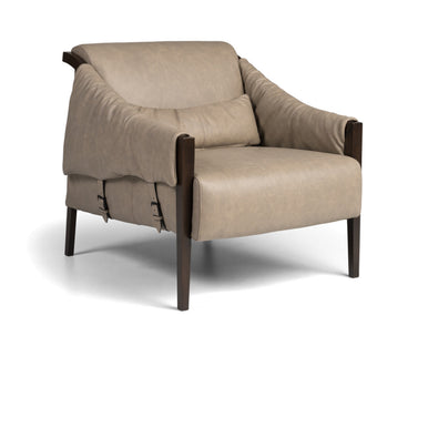 Poltrona Jackson beige con copertura drappeggiata, vista di tre quarti