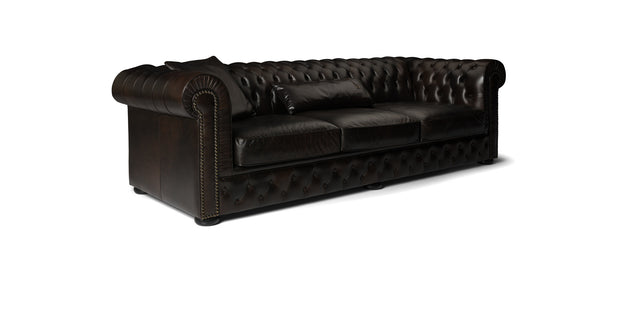 Divano Chesterfield Liverpool in pelle marrone scuro, vista di tre quarti