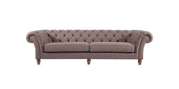 Диван London в стиле Chesterfield из ткани цвета тауп со спинкой с каретной стяжкой и закруглёнными подлокотниками, вид спереди