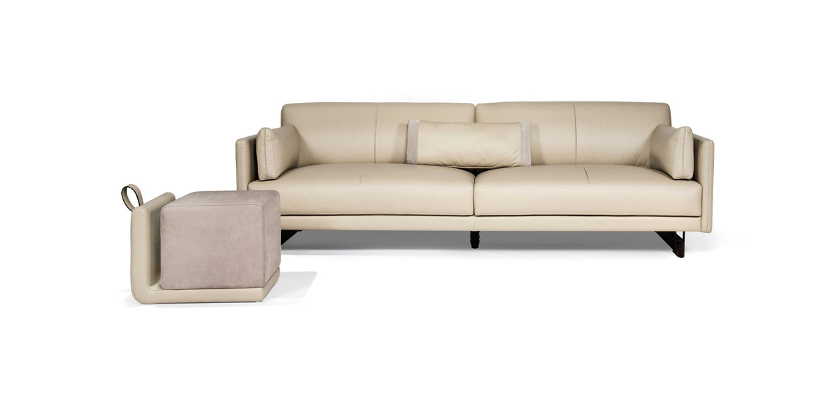 Divano Maxima in pelle crema, vista frontale con pouf abbinato