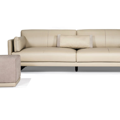 Divano Maxima in pelle crema, vista frontale con pouf abbinato