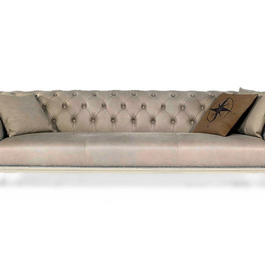 Divano Chesterfield Nottingham in pelle crema con schienale capitonné, cuscini decorativi e gambe tornite con ruote, vista frontale