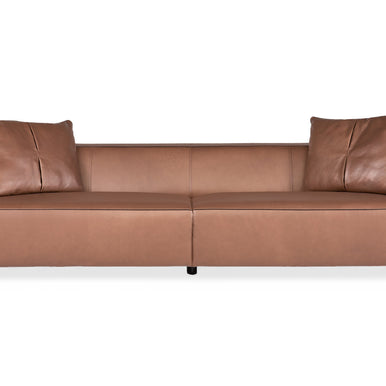 Диван Nova из рыжей кожи со скруглёнными подлокотниками и двумя декоративными подушками, вид спереди