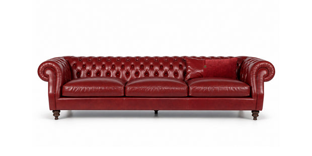 Диван Oxford в стиле Chesterfield из красной кожи со спинкой с каретной стяжкой и закруглёнными подлокотниками, вид спереди