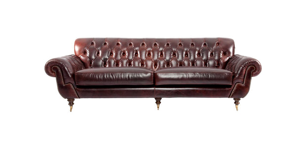 Диван Ramses в стиле Chesterfield из бордовой кожи со спинкой с каретной стяжкой, закруглёнными подлокотниками и точёными ножками на колёсиках, вид спереди