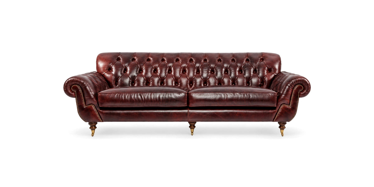 Ramses Chesterfield Koltuk, bordo deri, kapitone sırt, yuvarlak kollar ve tekerlekli torna ayaklar, önden görünüm